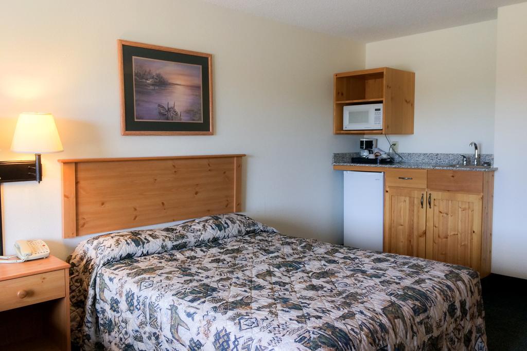 White Oak Inn And Suites Deer River Екстер'єр фото