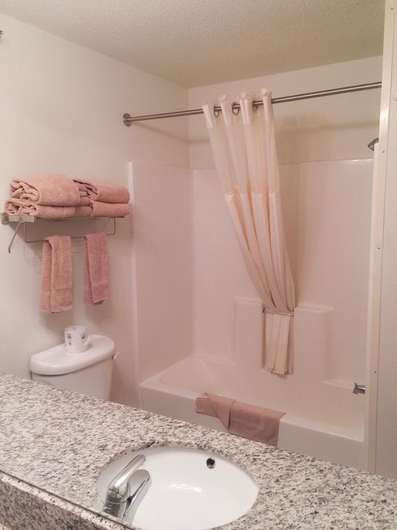 White Oak Inn And Suites Deer River Екстер'єр фото