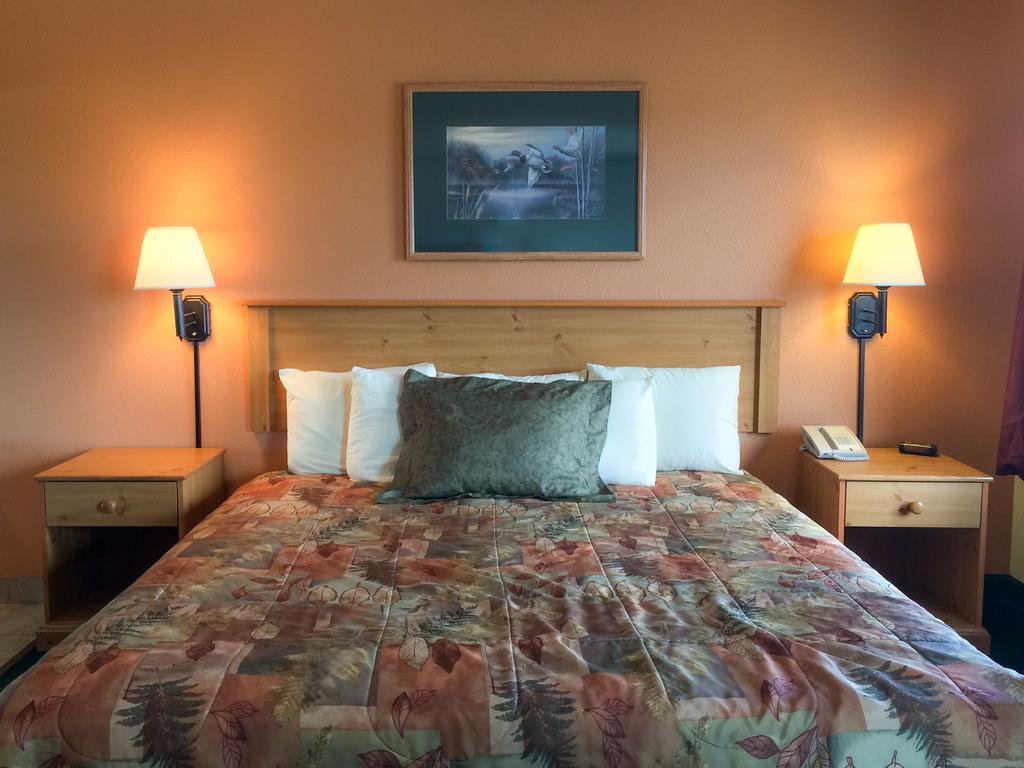 White Oak Inn And Suites Deer River Екстер'єр фото