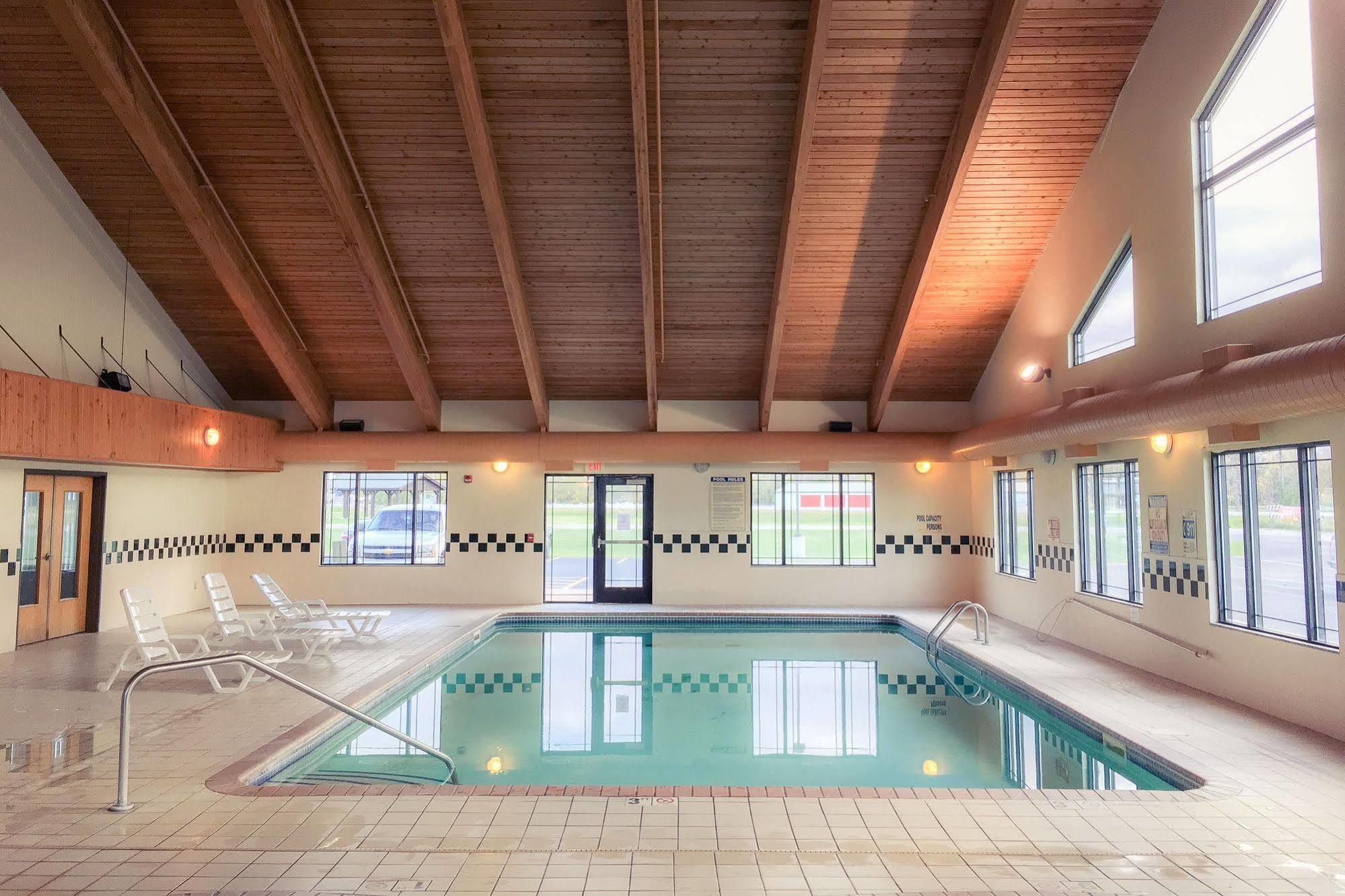White Oak Inn And Suites Deer River Екстер'єр фото